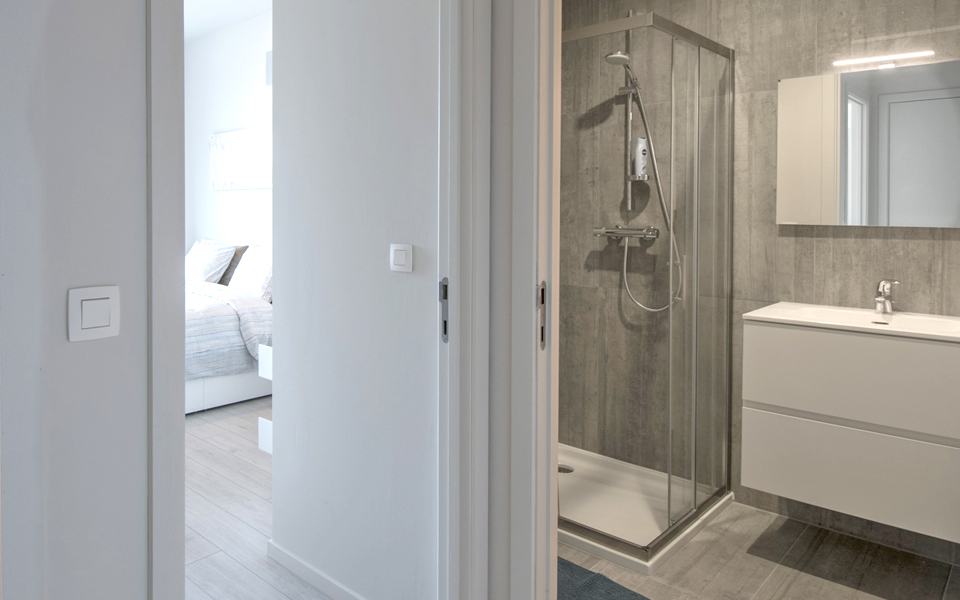 Relax under the shower. Complete with towels and hairdryer.